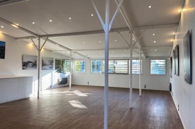 Vue nocturne de Paris avec la Seine, la tour Eiffel illuminée et un ballon captif dans le ciel.