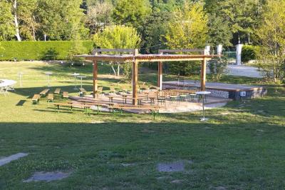 Centre de table floral avec roses blanches, feuillage et bougies blanches, sur une table de réception décorée en bleu et…