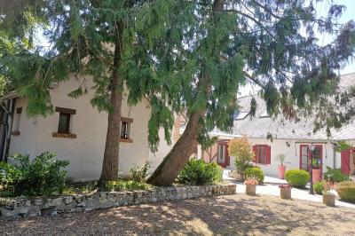 Un groupe de personnes assises et debout dans une salle avec des poutres apparentes, participant à une présentation.