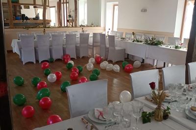 Un groupe de personnes assises et debout dans une salle avec des poutres apparentes, participant à une présentation.
