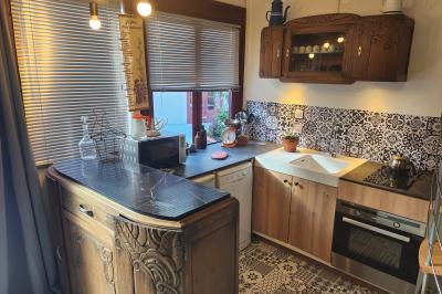 Un groupe de personnes assises et debout dans une salle avec des poutres apparentes, participant à une présentation.