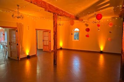 Console de contrôle d'éclairage avec écran tactile affichant des réglages colorimétriques, installée dans un espace…