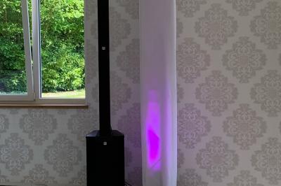 Console de contrôle d'éclairage avec écran tactile affichant des réglages colorimétriques, installée dans un espace…