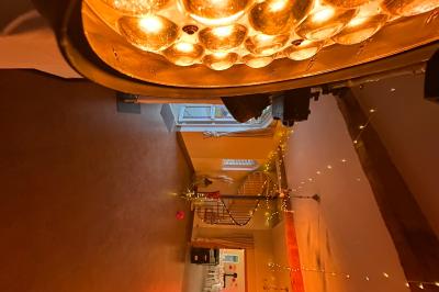 Console de contrôle d'éclairage avec écran tactile affichant des réglages colorimétriques, installée dans un espace…