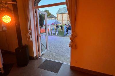 Console de contrôle d'éclairage avec écran tactile affichant des réglages colorimétriques, installée dans un espace…