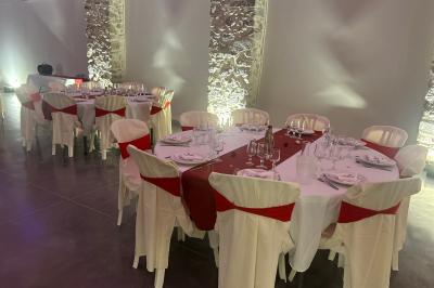 Décoration de table de mariage avec arche florale rose et blanche, bougies et arrangements floraux élégants.