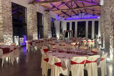 Décoration de table de mariage avec arche florale rose et blanche, bougies et arrangements floraux élégants.