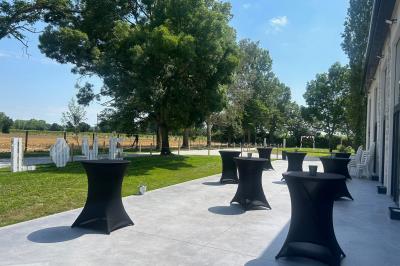 Décoration de table de mariage avec arche florale rose et blanche, bougies et arrangements floraux élégants.