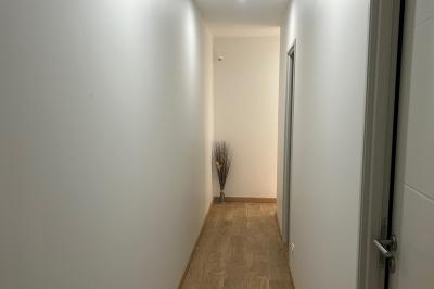 Décoration de table de mariage avec arche florale rose et blanche, bougies et arrangements floraux élégants.