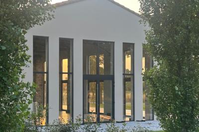Décoration de table de mariage avec arche florale rose et blanche, bougies et arrangements floraux élégants.