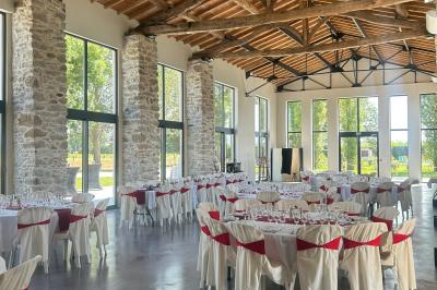 Décoration de table de mariage avec arche florale rose et blanche, bougies et arrangements floraux élégants.
