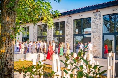 Décoration de table de mariage avec arche florale rose et blanche, bougies et arrangements floraux élégants.