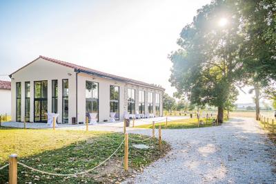 Décoration de table de mariage avec arche florale rose et blanche, bougies et arrangements floraux élégants.