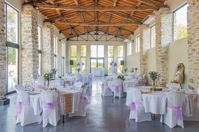 Décoration de table de mariage avec arche florale rose et blanche, bougies et arrangements floraux élégants.