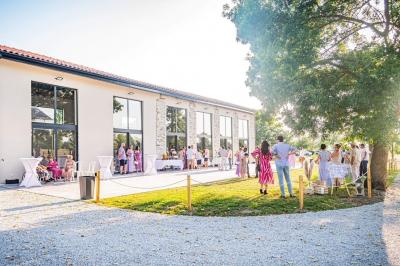Décoration de table de mariage avec arche florale rose et blanche, bougies et arrangements floraux élégants.