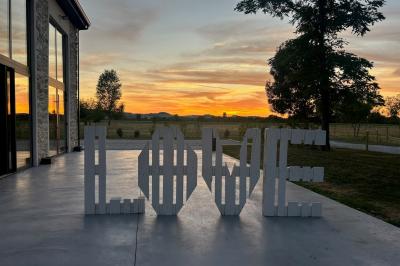 Décoration de table de mariage avec arche florale rose et blanche, bougies et arrangements floraux élégants.