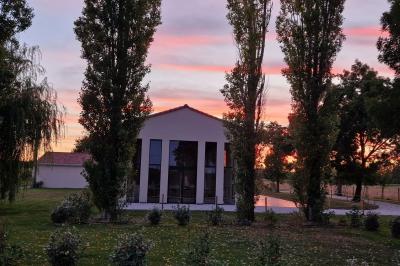 Décoration de table de mariage avec arche florale rose et blanche, bougies et arrangements floraux élégants.