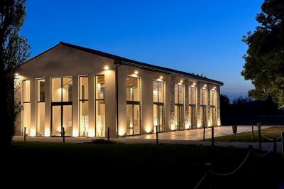 Décoration de table de mariage avec arche florale rose et blanche, bougies et arrangements floraux élégants.