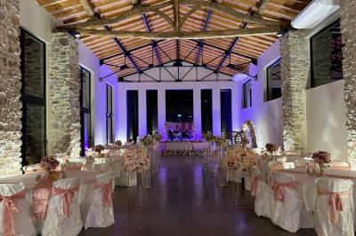 Décoration de table de mariage avec arche florale rose et blanche, bougies et arrangements floraux élégants.