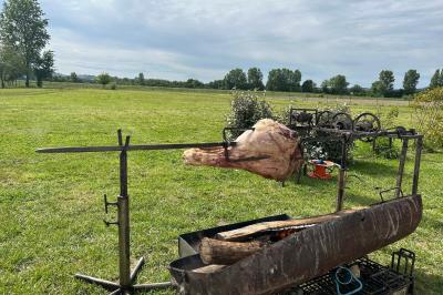 Décoration de table de mariage avec arche florale rose et blanche, bougies et arrangements floraux élégants.