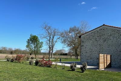 Décoration de table de mariage avec arche florale rose et blanche, bougies et arrangements floraux élégants.