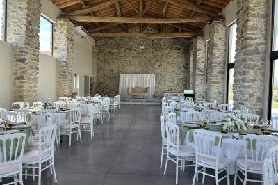 Décoration de table de mariage avec arche florale rose et blanche, bougies et arrangements floraux élégants.