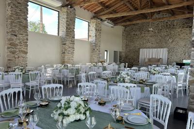 Décoration de table de mariage avec arche florale rose et blanche, bougies et arrangements floraux élégants.