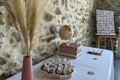 Décoration de table de mariage avec arche florale rose et blanche, bougies et arrangements floraux élégants.