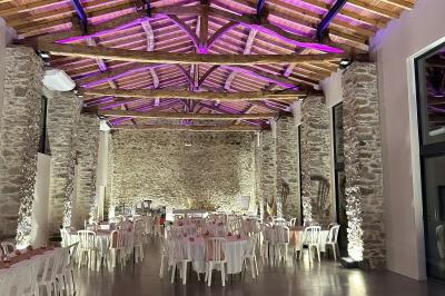 Décoration de table de mariage avec arche florale rose et blanche, bougies et arrangements floraux élégants.