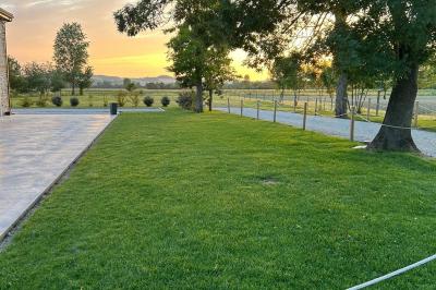 Décoration de table de mariage avec arche florale rose et blanche, bougies et arrangements floraux élégants.