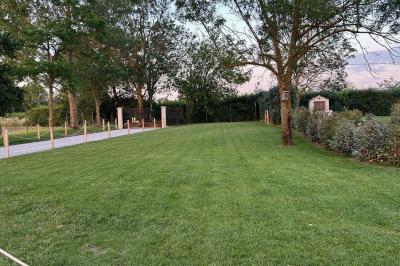 Décoration de table de mariage avec arche florale rose et blanche, bougies et arrangements floraux élégants.