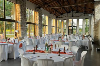 Décoration de table de mariage avec arche florale rose et blanche, bougies et arrangements floraux élégants.
