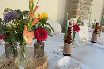 Décoration de table de mariage avec arche florale rose et blanche, bougies et arrangements floraux élégants.
