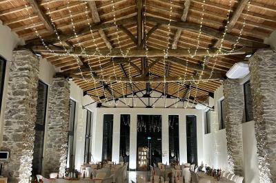 Décoration de table de mariage avec arche florale rose et blanche, bougies et arrangements floraux élégants.