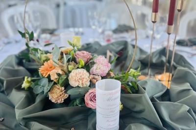 Décoration de table de mariage avec arche florale rose et blanche, bougies et arrangements floraux élégants.