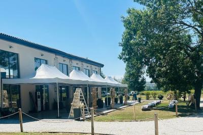 Décoration de table de mariage avec arche florale rose et blanche, bougies et arrangements floraux élégants.