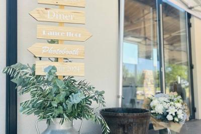 Décoration de table de mariage avec arche florale rose et blanche, bougies et arrangements floraux élégants.