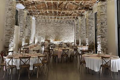 Décoration de table de mariage avec arche florale rose et blanche, bougies et arrangements floraux élégants.