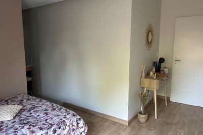 Décoration de table de mariage avec arche florale rose et blanche, bougies et arrangements floraux élégants.