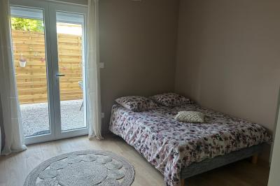 Décoration de table de mariage avec arche florale rose et blanche, bougies et arrangements floraux élégants.