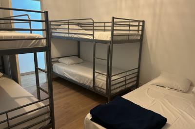 Décoration de table de mariage avec arche florale rose et blanche, bougies et arrangements floraux élégants.