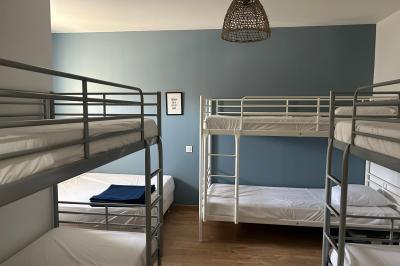 Décoration de table de mariage avec arche florale rose et blanche, bougies et arrangements floraux élégants.