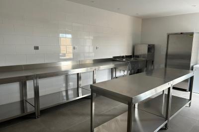 Décoration de table de mariage avec arche florale rose et blanche, bougies et arrangements floraux élégants.