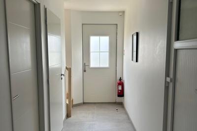 Décoration de table de mariage avec arche florale rose et blanche, bougies et arrangements floraux élégants.