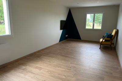 Décoration de table de mariage avec arche florale rose et blanche, bougies et arrangements floraux élégants.