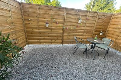 Décoration de table de mariage avec arche florale rose et blanche, bougies et arrangements floraux élégants.
