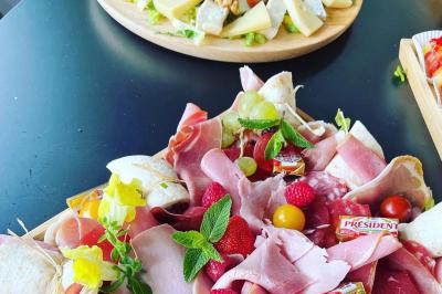 Des portions de nourriture servies dans des pots en carton avec des fleurs blanches en décoration.