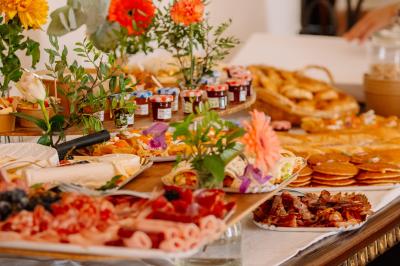 Des portions de nourriture servies dans des pots en carton avec des fleurs blanches en décoration.