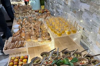 Des portions de nourriture servies dans des pots en carton avec des fleurs blanches en décoration.