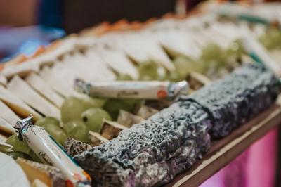 Des portions de nourriture servies dans des pots en carton avec des fleurs blanches en décoration.